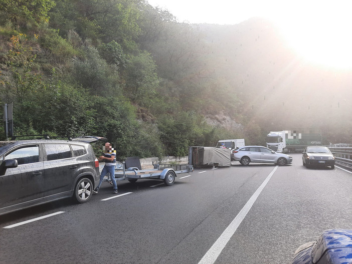 Acquetico, auto perde carrello sulla 28: traffico rallentato