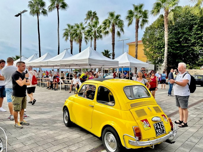 San Bartolomeo al Mare: oltre 60 partecipanti al 10° Raduno Fiat 500 dal Club 500 del Golfo Dianese (foto)