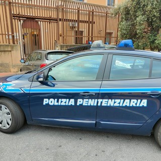 Imperia: uno smartphone in cella, detenuto ecuadoriano pizzicato dalla Polizia Penitenziaria mentre telefona