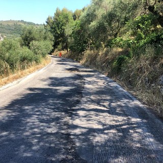 Camion sulla strada per Montegrazie, strada pericolosa alle spalle di Porto Maurizio