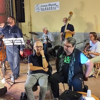 Libri e musica, un successo le presentazioni nella piazzetta di via antica dell’Ospizio a Imperia