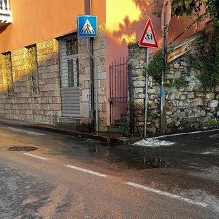 Liquami per strada a Castelvecchio, protesta dei residenti: “E’ l’ennesimo caso di degrado (video)