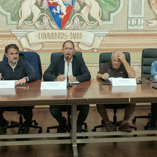 Sindaci  del Golfo dianese contro il Cpr all’ex Camandone. Da Za a Urso: “Non risolve il problema e sarebbe una bomba sul turismo”