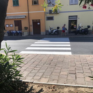 San Bartolomeo al Mare: nuove strisce pedonali sull'Aurelia, i ringraziamenti di un cittadino