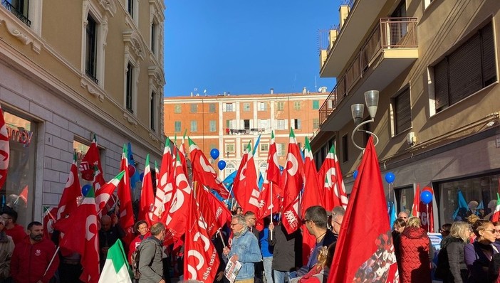 I sindacati scendono in piazza: &quot;Abbiamo paura per i nostri diritti&quot;