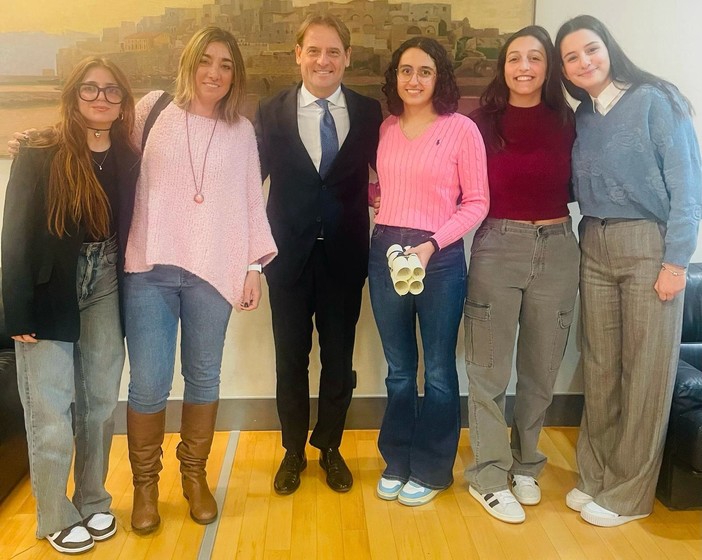 Quattro studentesse del liceo scientifico di Pieve di Teco premiate come vincitrici del concorso dedicato al Giorno della Memoria