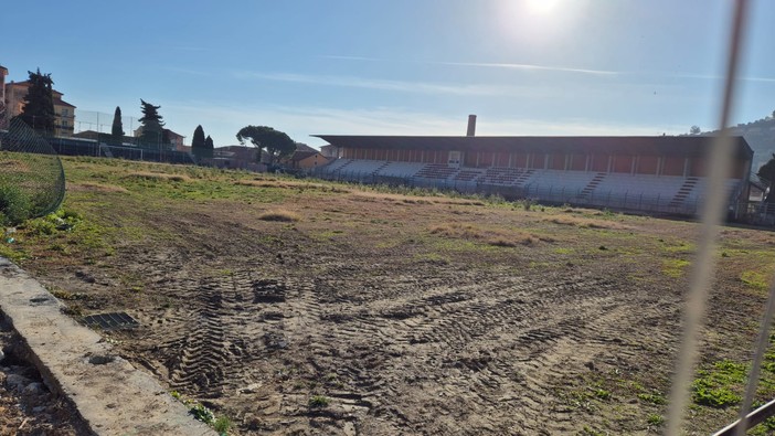 L’agonia del Nino Ciccione: stanno uccidendo il glorioso stadio cittadino (Il Punto) – Foto