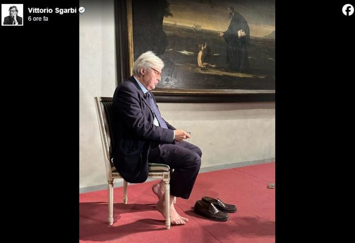 Imperia, Vittorio Sgarbi scalzo sui social: “Vogliono farmi le scarpe? Eccole!”