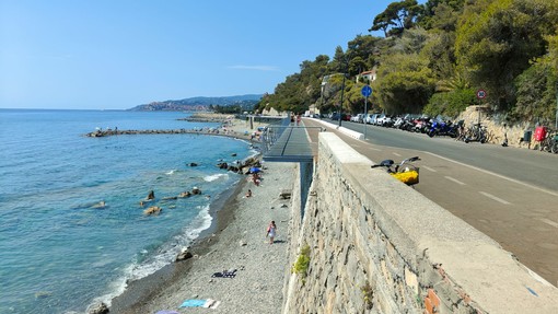 Imperia, accusa malore in spiaggia: trasportato al Pronto Soccorso in codice rosso