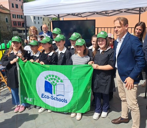 L'Assessore Regionale Marco Scajola a Borgomaro per la consegna della Bandiera Verde alla scuola primaria