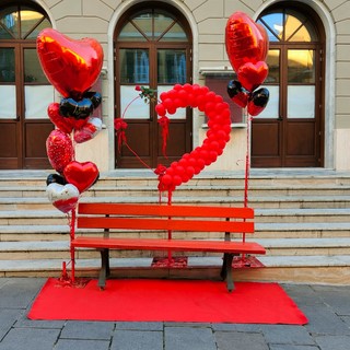 Imperia, installazioni romantiche in piazza San Giovanni e via Cascione per San Valentino (foto)