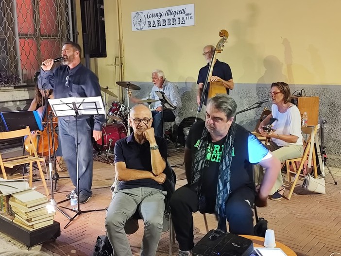 Libri e musica, un successo le presentazioni nella piazzetta di via antica dell’Ospizio a Imperia