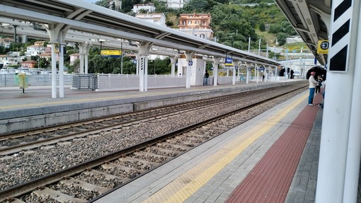 Sciopero dei treni, domenica di ritardi e cancellazioni: disagi in Riviera