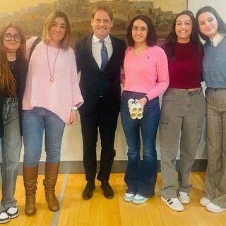 Quattro studentesse del liceo scientifico di Pieve di Teco premiate come vincitrici del concorso dedicato al Giorno della Memoria