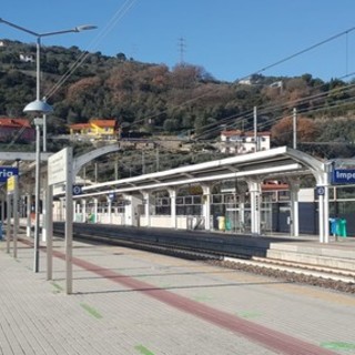 Intoppo in stazione, il treno Savona-Ventimiglia non fa sosta a Imperia