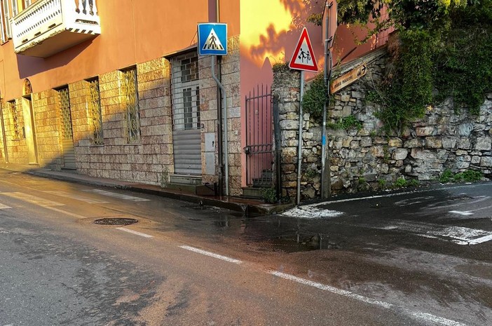 Liquami per strada a Castelvecchio, protesta dei residenti: “E’ l’ennesimo caso di degrado (video)