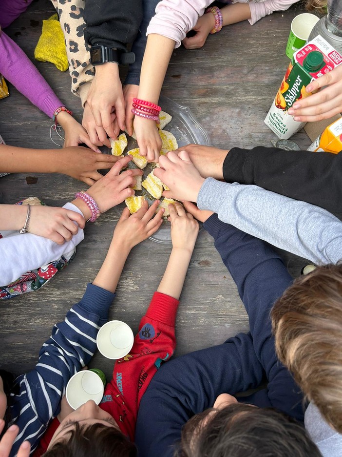 Lezione all'aperto per gli alunni della Scuola Primaria di Civezza: visita all'azienda agricola Oltremare