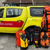 Pieve di Teco, dalla raccolta fondi in memoria di Simone Rossi donati oltre 7mila euro di attrezzatura per il soccorso alpino (foto)