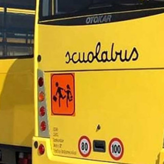 I nuovi orari scolastici hanno costretto i bambini di Dolcedo a trovare un mezzo di trasporto scolastico “dedicato”