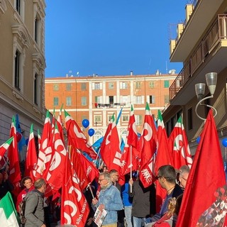 I sindacati scendono in piazza: &quot;Abbiamo paura per i nostri diritti&quot;