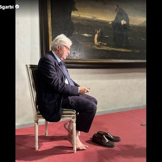 Imperia, Vittorio Sgarbi scalzo sui social: “Vogliono farmi le scarpe? Eccole!”