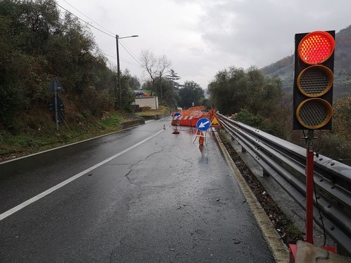 A Chiusavecchia da due anni un semaforo regola il traffico