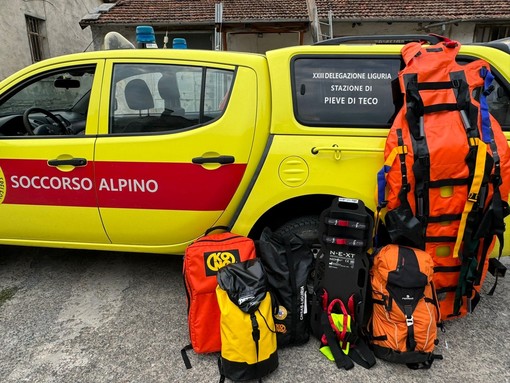 Pieve di Teco, dalla raccolta fondi in memoria di Simone Rossi donati oltre 7mila euro di attrezzatura per il soccorso alpino (foto)