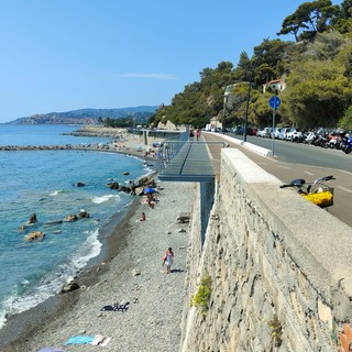 Imperia, accusa malore in spiaggia: trasportato al Pronto Soccorso in codice rosso