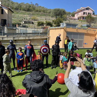 Imperia: Carabinieri e 'Supereroi per voi' in visita ai pazienti pediatrici dell'ospedale (foto)