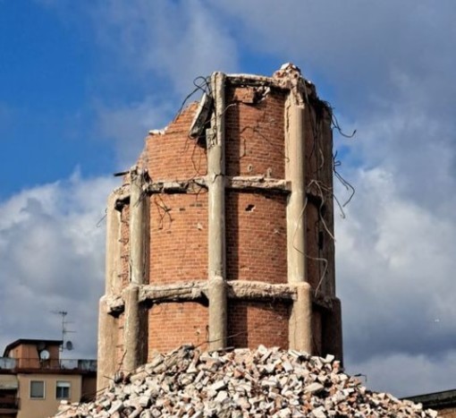 Imperia, sparisce la ciminiera: ora si passa alla trasformazione delle aree ex Ferriere