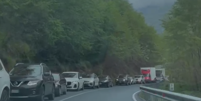 Rientro tra Liguria e Piemonte, traffico in tilt sulla Statale 28: lunghe code tra Pieve di Teco e Nava (video)