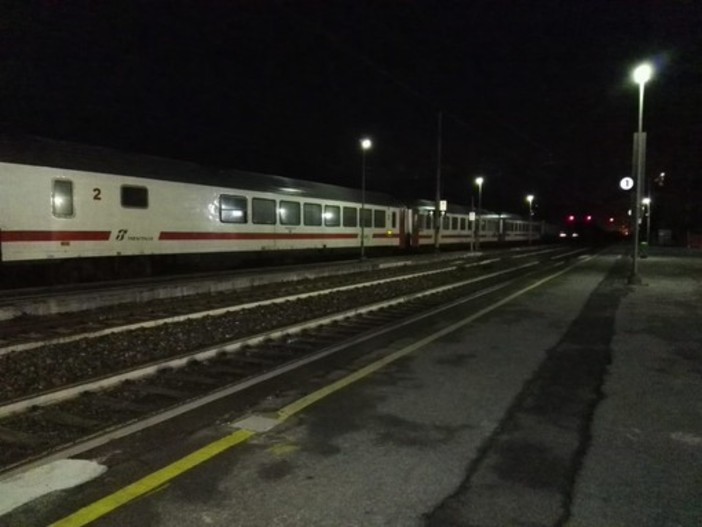 Tragedia sui binari, muore investito da un treno in galleria