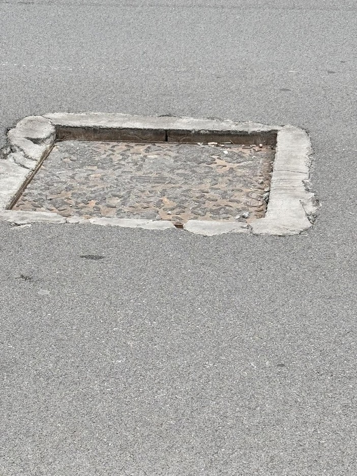 Buche e avvallamenti. Tra le strade pericolose figura il lungomare Vespucci con un tombino-trappola per moto e bici