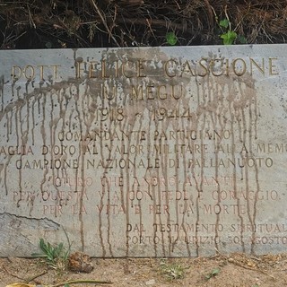 Imperia, imbrattata la targa di ingresso della piscina Cascione