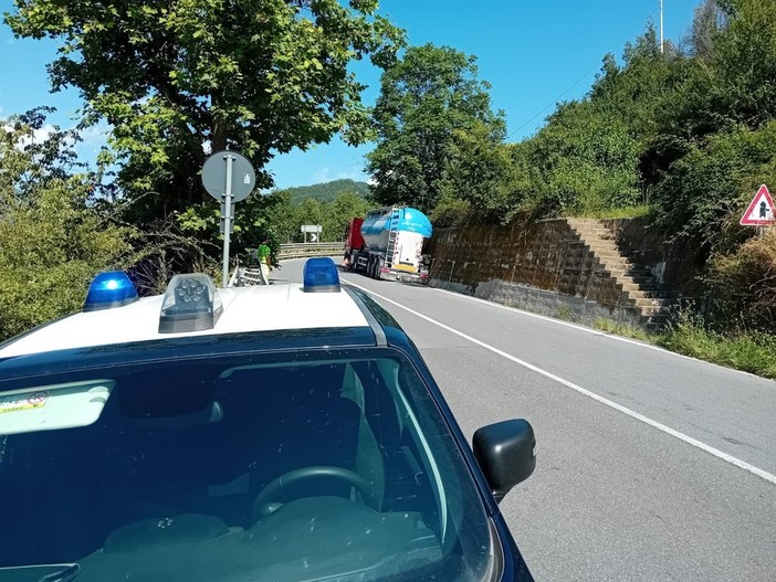 Pornassio, riaperta al traffico la Statale 28 bloccata da un tir