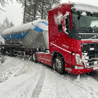 Tir di traverso causa neve sulla 28, Adolfo: &quot;Non devono più transitare&quot;