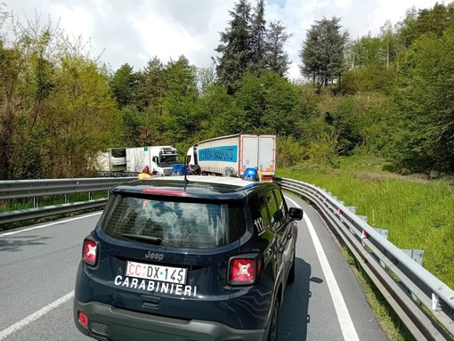 Statale 28, traffico bloccato per tir in avaria (foto e video)