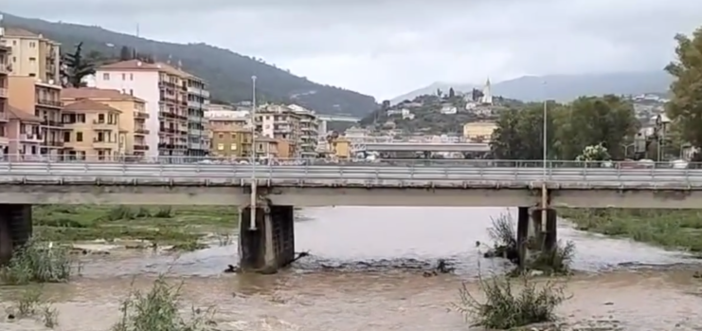 Maltempo, la piena del torrente Impero (video)