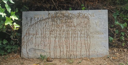 Imperia, imbrattata la targa di ingresso della piscina Cascione