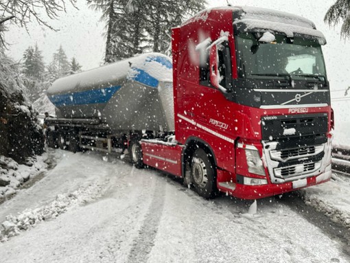 Tir di traverso causa neve sulla 28, Adolfo: &quot;Non devono più transitare&quot;