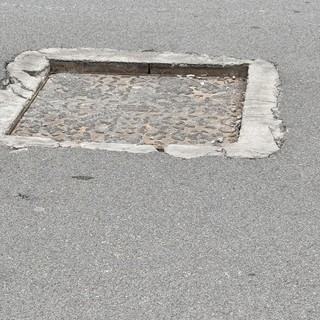 Buche e avvallamenti. Tra le strade pericolose figura il lungomare Vespucci con un tombino-trappola per moto e bici