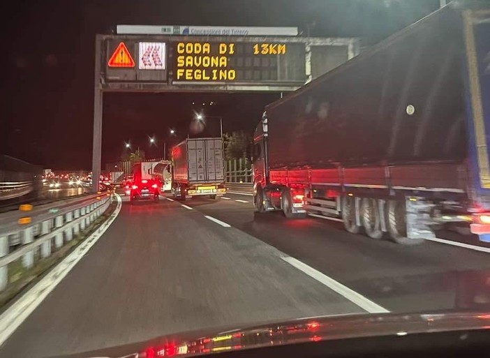 Ponte da &quot;tutto esaurito&quot;, ma i turisti rimangono bloccati in autostrada