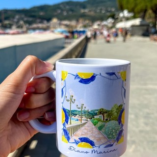 Una tazza con il lungomare di Diano  Marina, così i turisti potranno ricordare la vacanza in Riviera