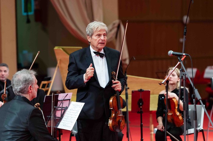 Il M° Uto Ughi durante il concerto di chiusura di 'Orientamenti'