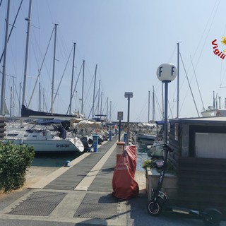 Cade da una barca nel porto di San Lorenzo al Mare: uomo trasportato al pronto soccorso (foto)