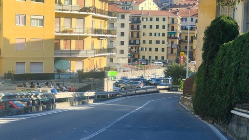 Auto e moto lanciate a tutta velocità, ma via Gavi a Imperia non è un circuito