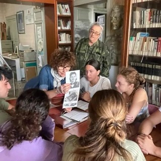 Imperia, studenti liceali a lezione di storia sfogliando le pagine dei giornali del '900 (foto)