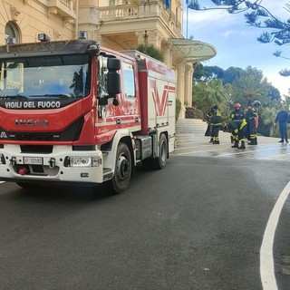 Caduta di calcinacci da un cornicione del Palazzo della Provincia: intervento dei vigili del fuoco