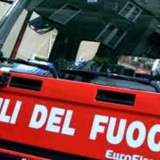 Finisce fuori strada e rimane incastrato nell’auto:  ricoverato in ospedale