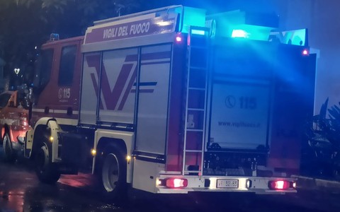 Si schianta con l'auto contro un muro, uomo in ospedale